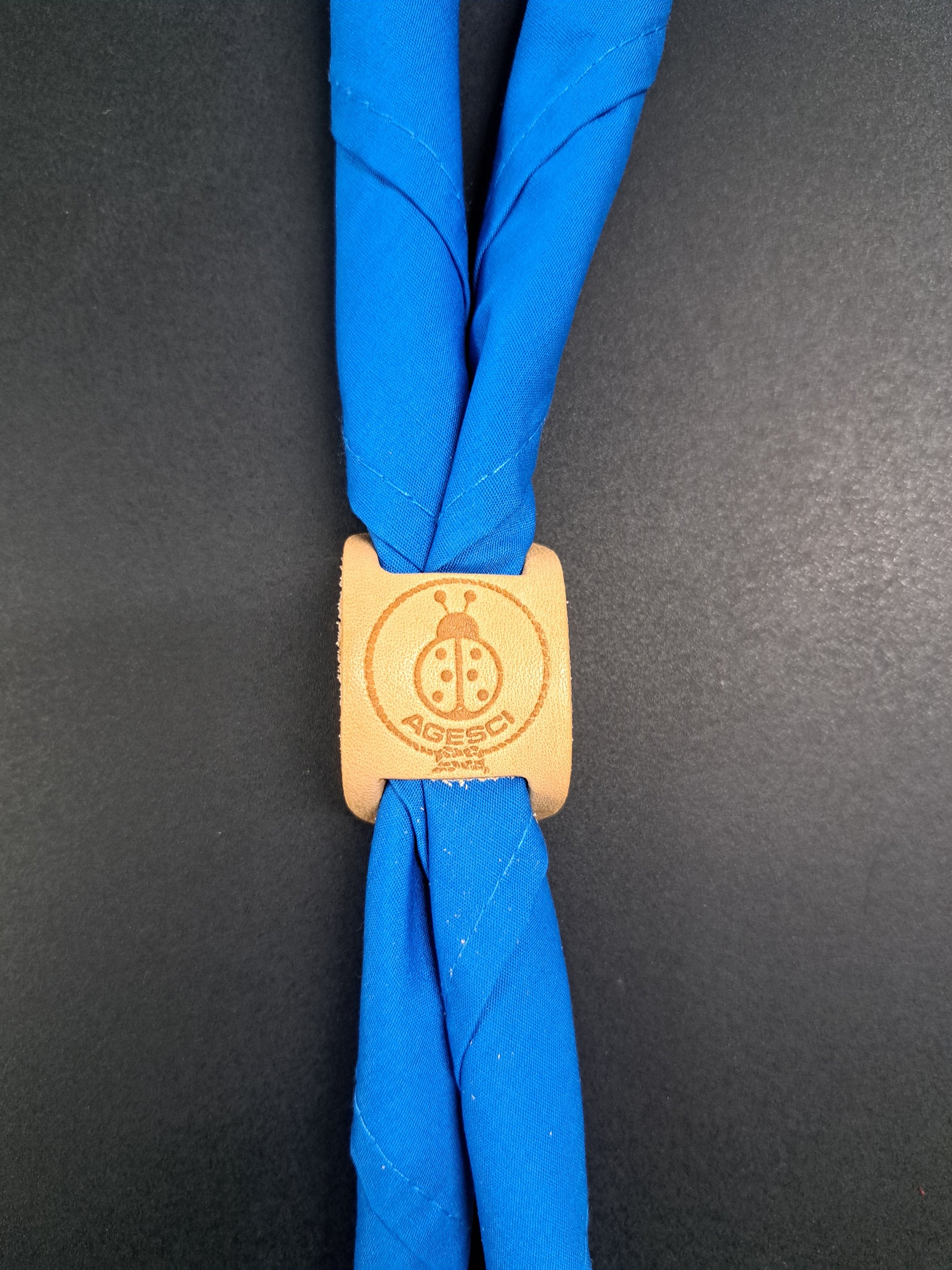 Nodo Due Fori Coccinella Cuoio